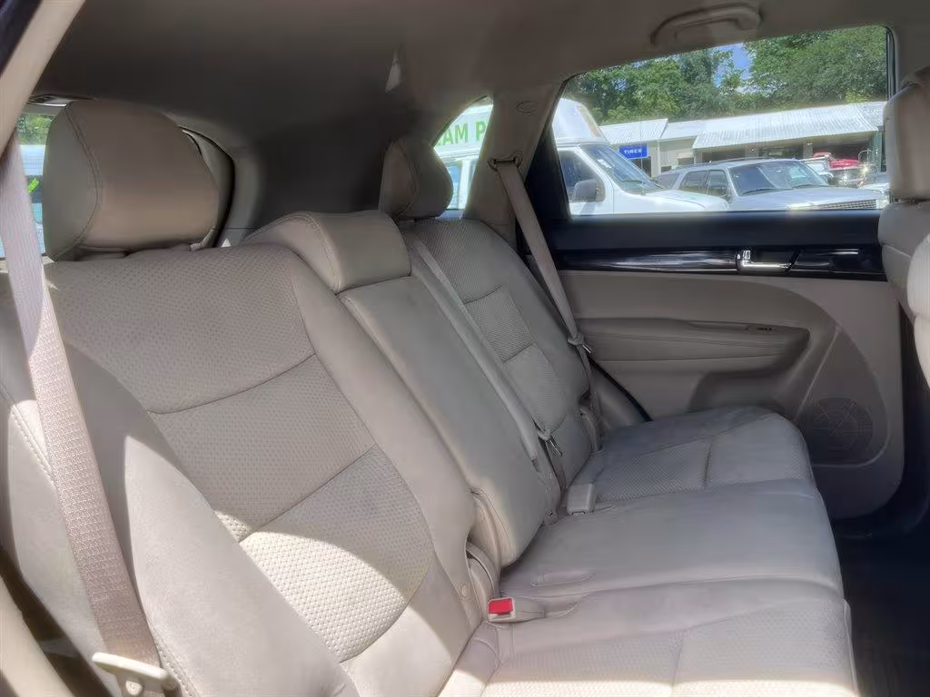 2011 Kia Sorento - 5XYKTCA10BG098971 - Image #23