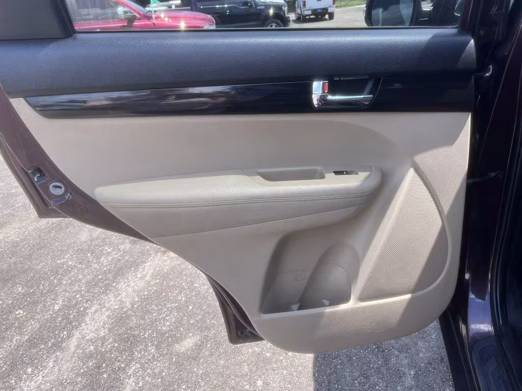 2011 Kia Sorento - 5XYKTCA10BG098971 - Image #20