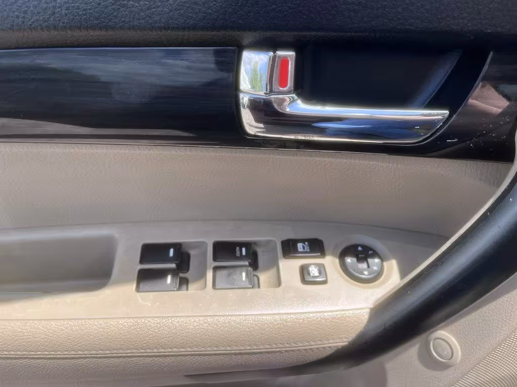 2011 Kia Sorento - 5XYKTCA10BG098971 - Image #18