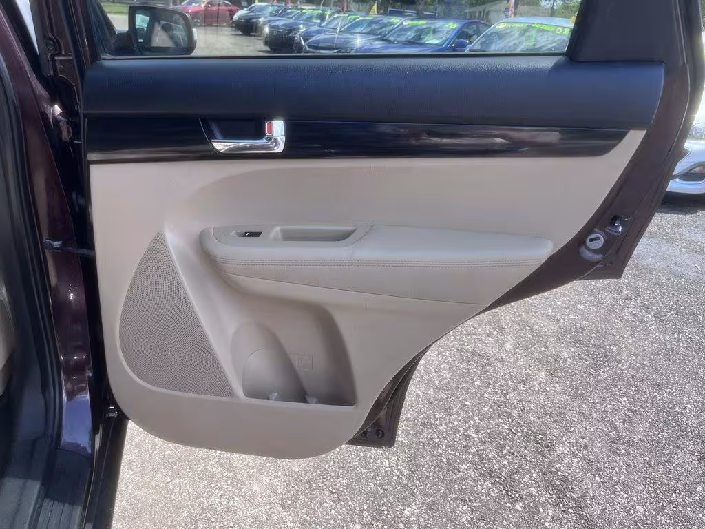 2011 Kia Sorento - 5XYKTCA10BG098971 - Image #22