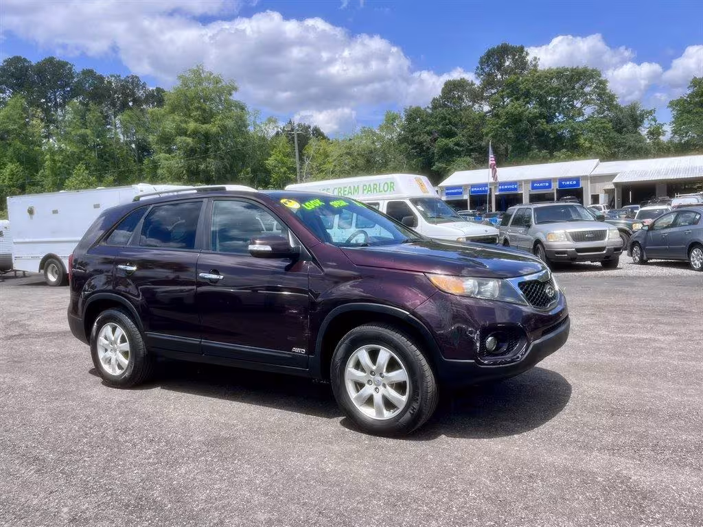 2011 Kia Sorento - 5XYKTCA10BG098971 - Image #2