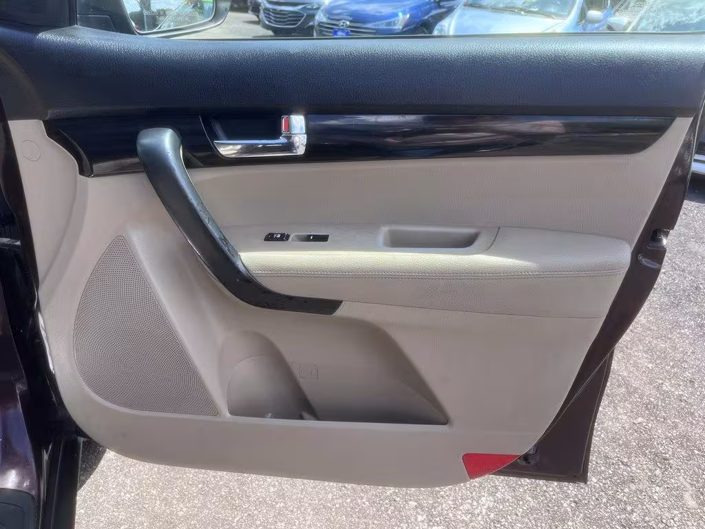 2011 Kia Sorento - 5XYKTCA10BG098971 - Image #24