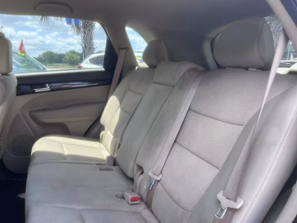 2011 Kia Sorento - 5XYKTCA10BG098971 - Image #21