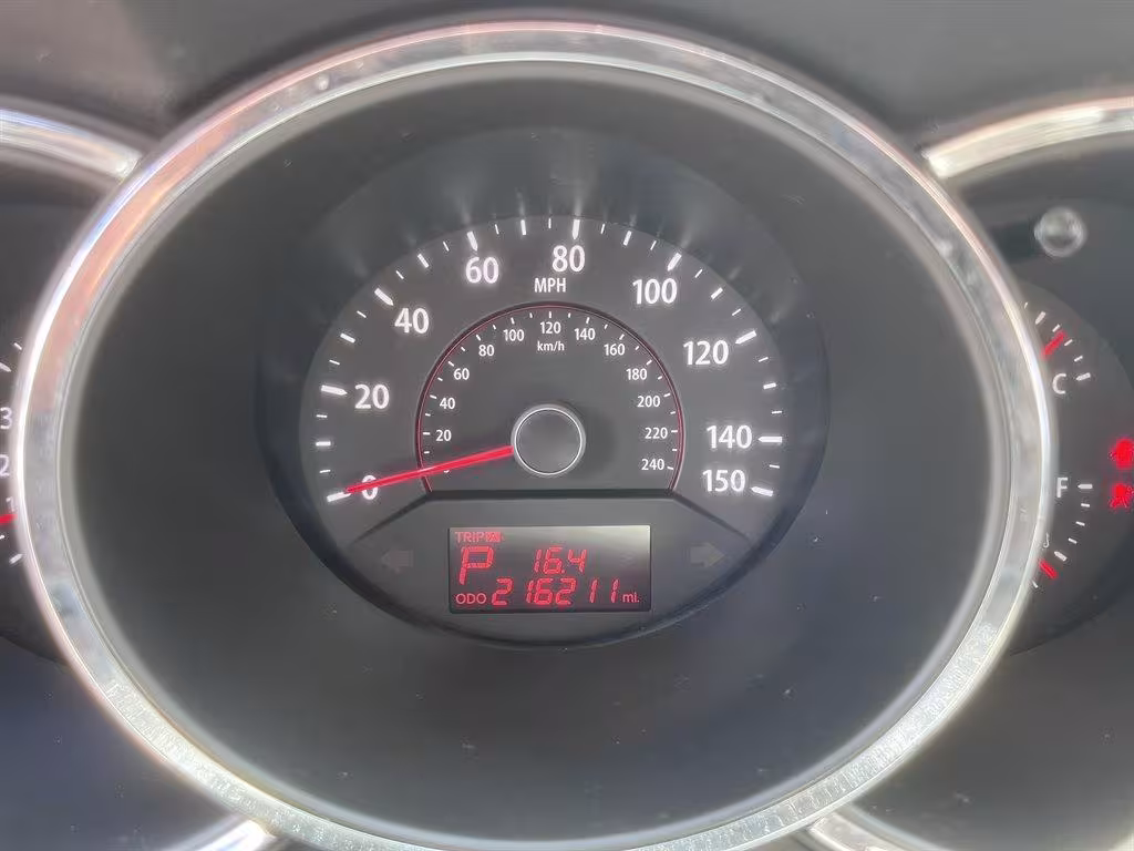 2011 Kia Sorento - 5XYKTCA10BG098971 - Image #10